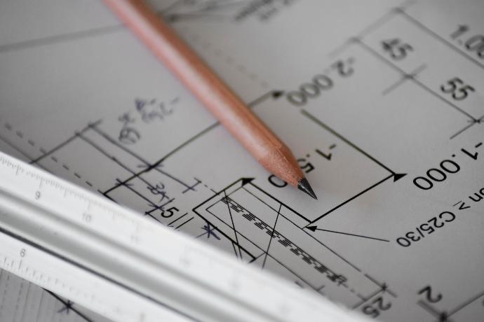 Parlons de votre projet un projet sur mesure, un crayon sur un plan