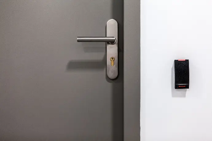 installation d'un contrôle d'accès à lecture de badge