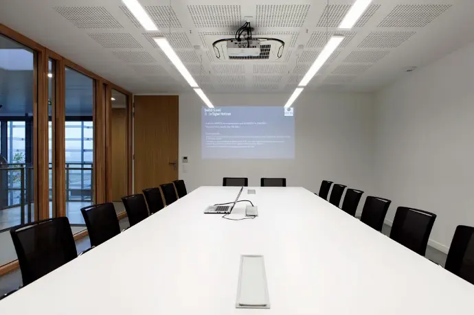 installation d'un espace de réunion avec un vidéoprojecteur
