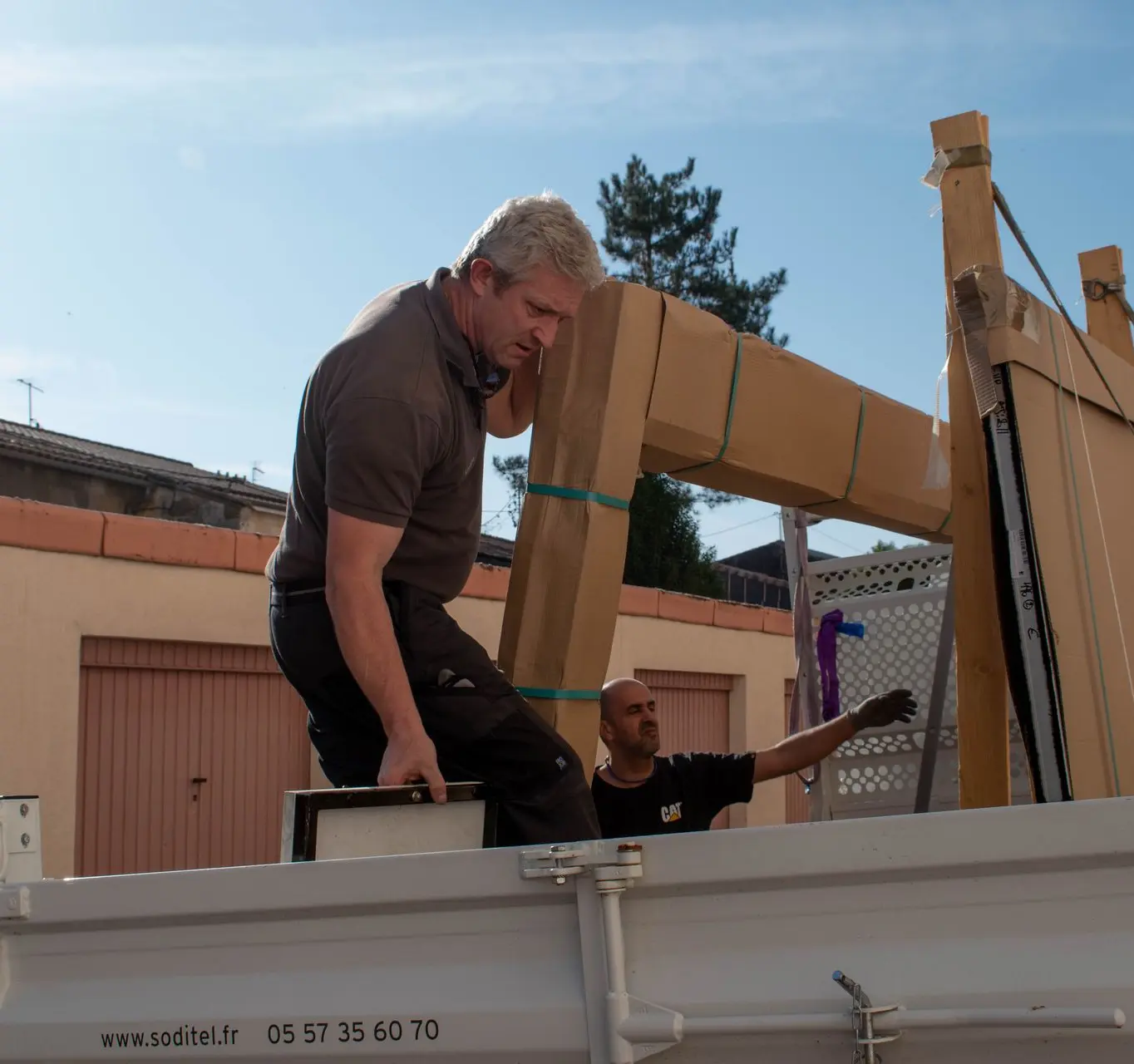 technicien qui remplace une menuiserie pour la performance énergétique remplacement des menuiseries