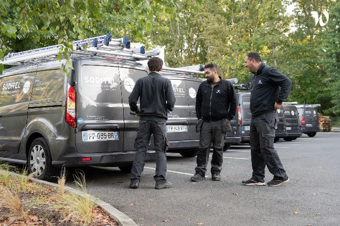 photo des techniciens en interphonie sur le parking de l'entreprise